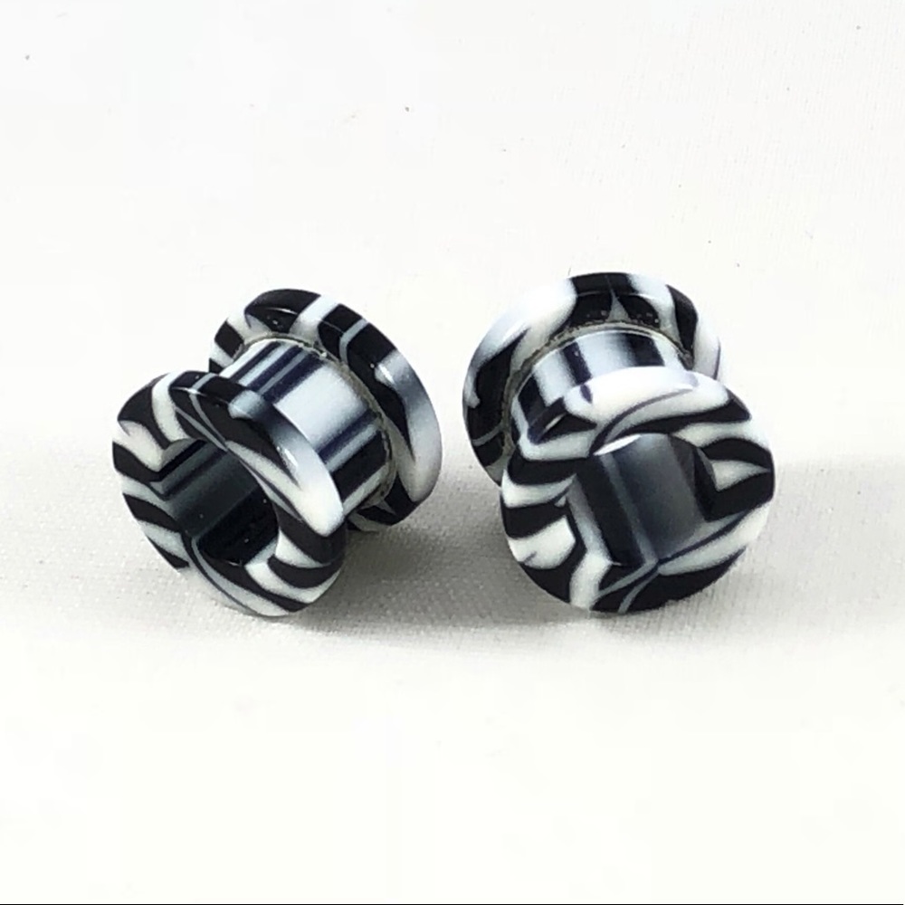 00-0-2-6-8g White/Black Acrylic Ear Gauge Tunnels